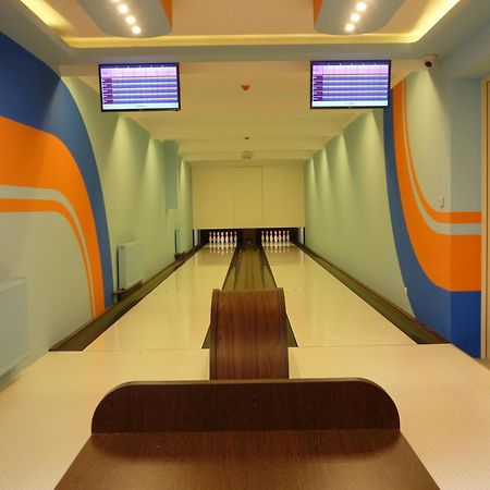 Parton Hotel & Bowling Tiszakécske Eksteriør billede