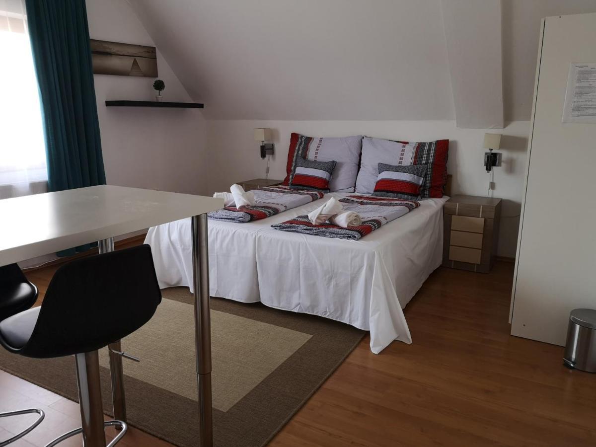Parton Hotel & Bowling Tiszakécske Eksteriør billede