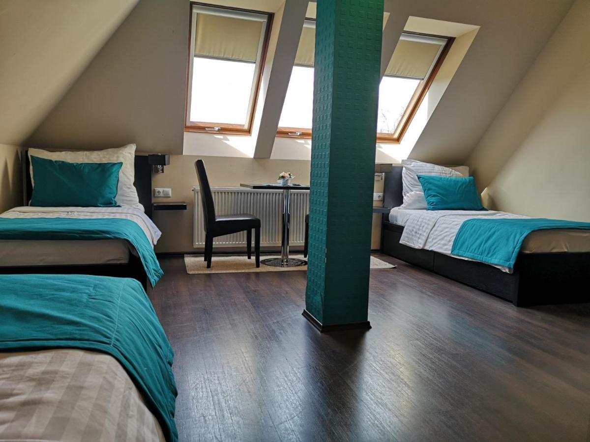 Parton Hotel & Bowling Tiszakécske Eksteriør billede