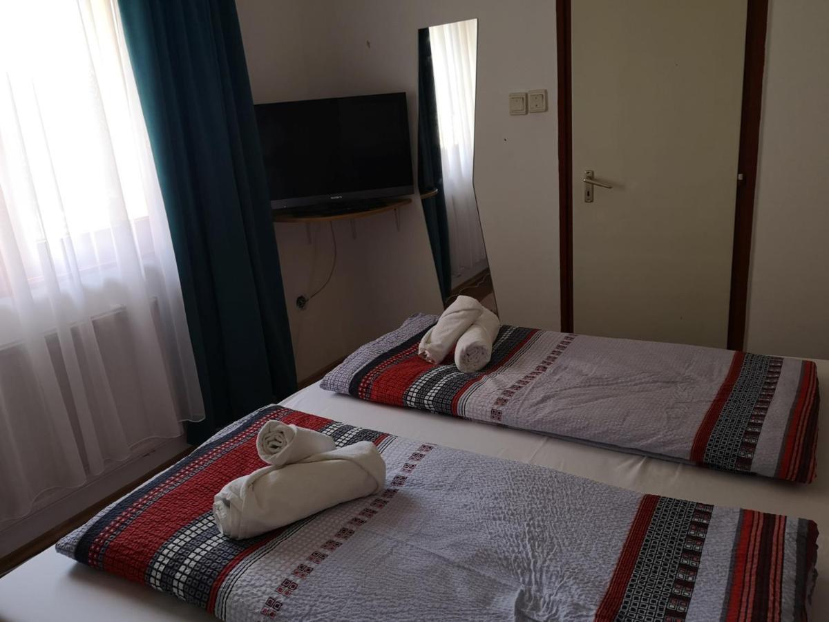 Parton Hotel & Bowling Tiszakécske Eksteriør billede