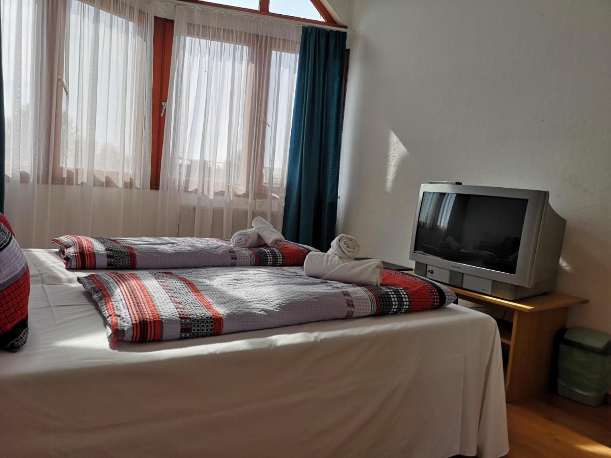 Parton Hotel & Bowling Tiszakécske Eksteriør billede